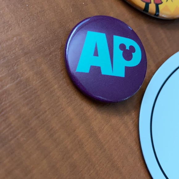 Disney Button bundle 6 with a AP magnet - Picture 8 of 8